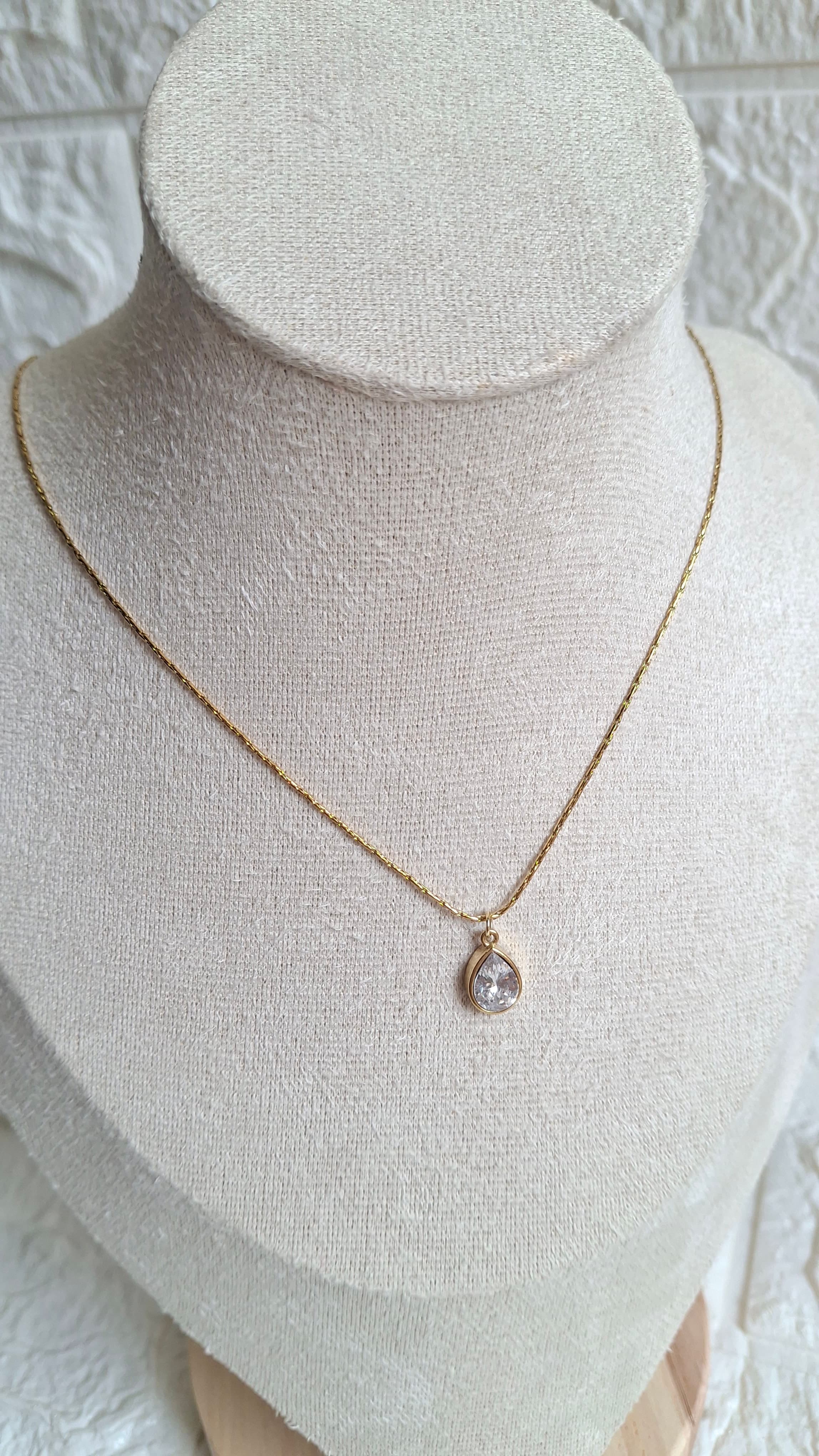 Gold Teardrop Pendant Necklace