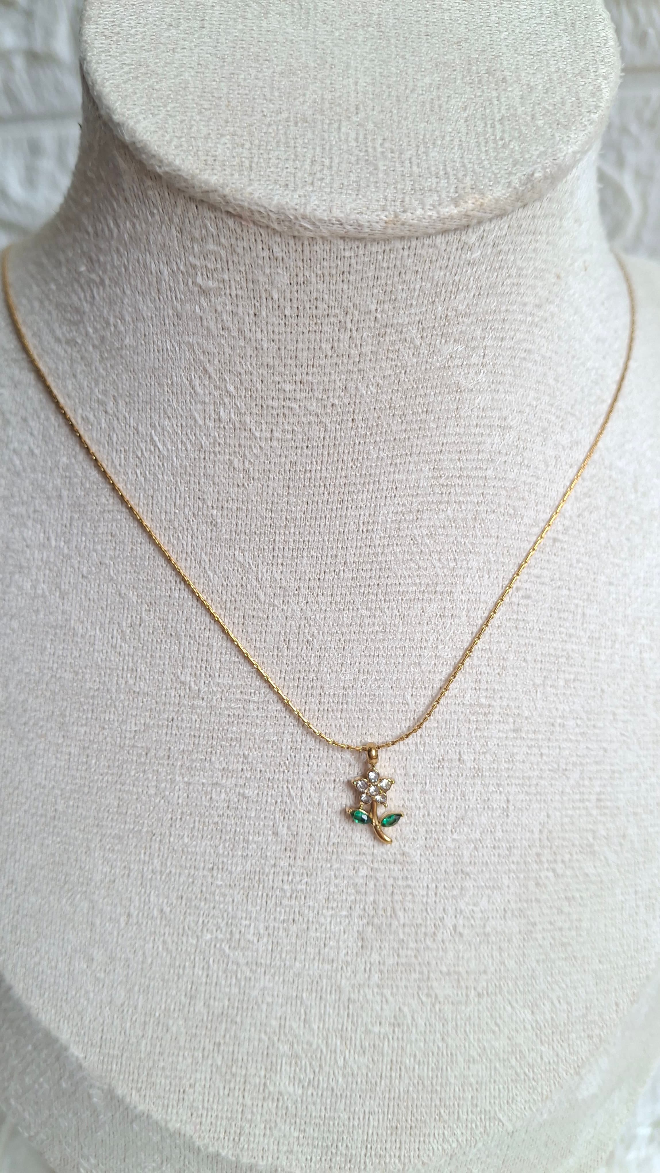 Dainty Gold Flower Pendant Necklace 